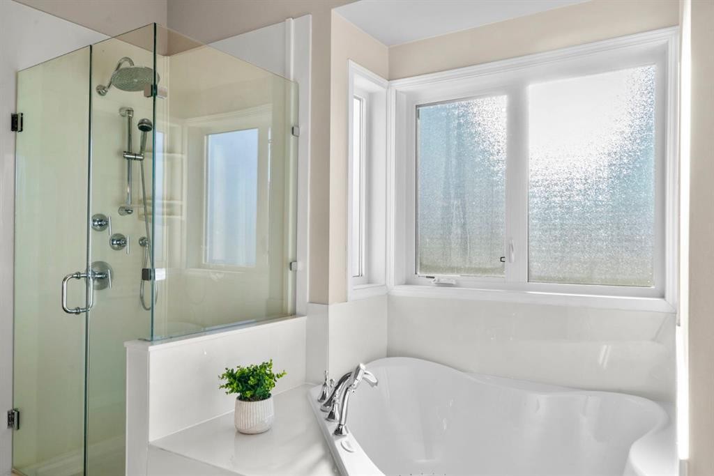 16 Woodacres Drive Sw, Calgary, AB - Indoor Photo Showing Bathroom