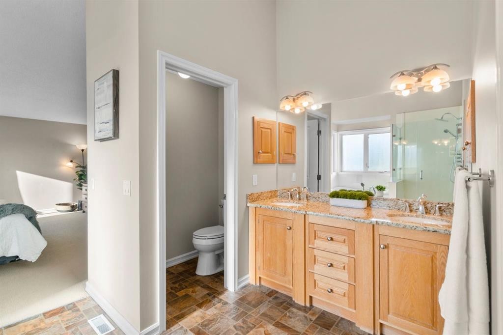 16 Woodacres Drive Sw, Calgary, AB - Indoor Photo Showing Bathroom
