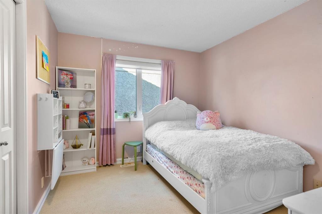 16 Woodacres Drive Sw, Calgary, AB - Indoor Photo Showing Bedroom
