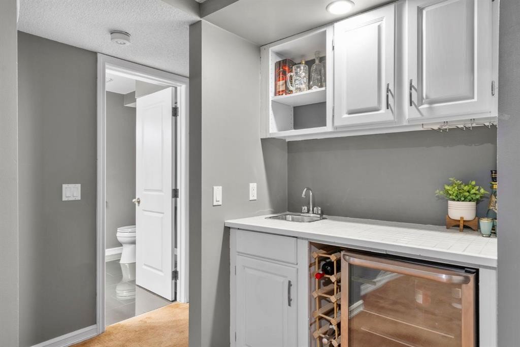 16 Woodacres Drive Sw, Calgary, AB - Indoor