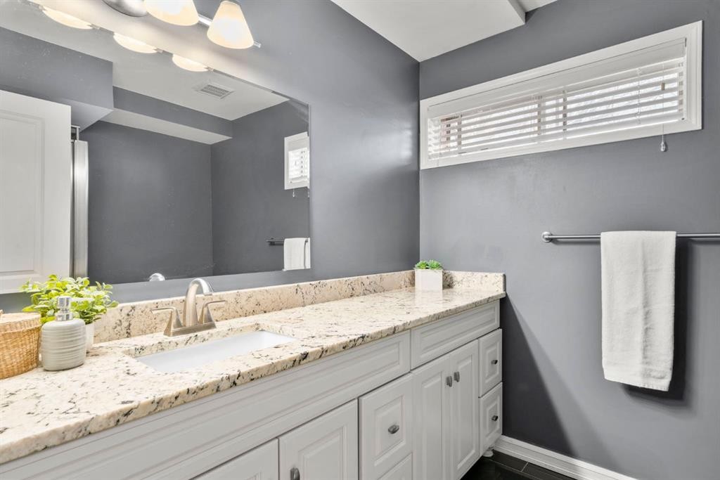 16 Woodacres Drive Sw, Calgary, AB - Indoor Photo Showing Bathroom