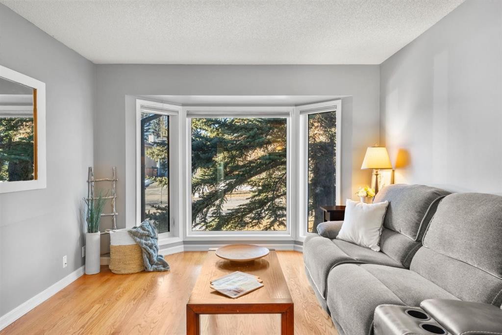 16 Woodacres Drive Sw, Calgary, AB - Indoor Photo Showing Living Room