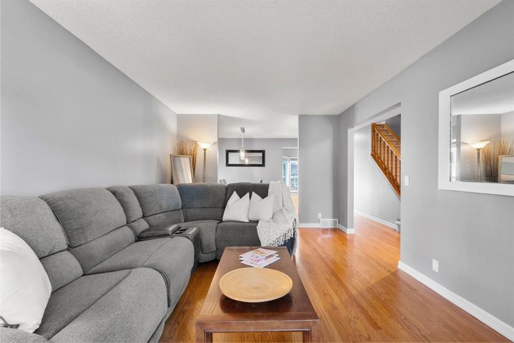 16 Woodacres Drive Sw, Calgary, AB - Indoor Photo Showing Living Room
