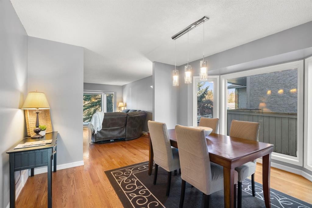 16 Woodacres Drive Sw, Calgary, AB - Indoor Photo Showing Dining Room