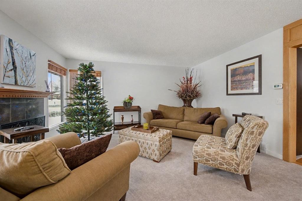 34 Woodglen Crescent Sw, Calgary, AB - Indoor Photo Showing Living Room