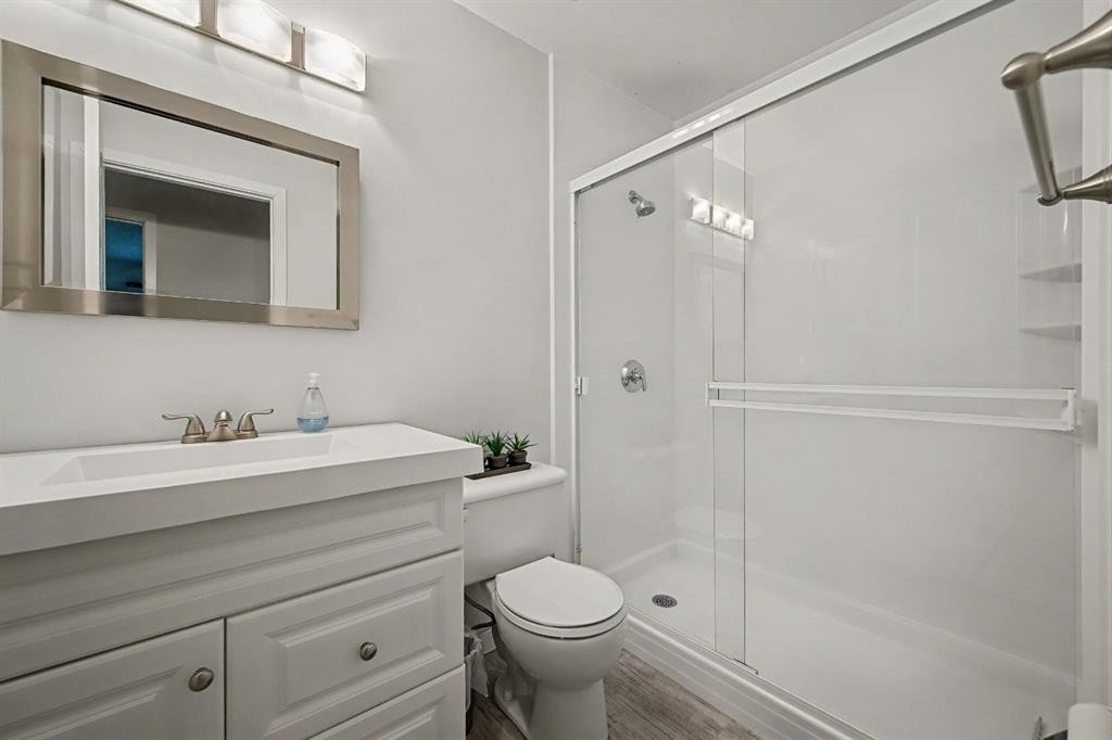 34 Woodglen Crescent Sw, Calgary, AB - Indoor Photo Showing Bathroom