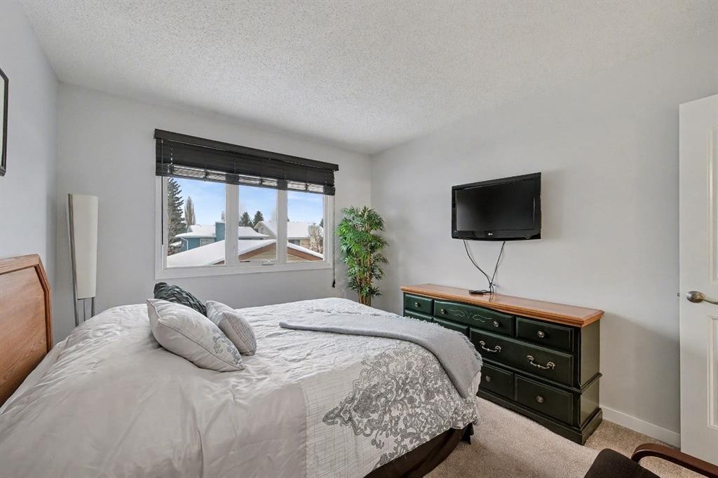 34 Woodglen Crescent Sw, Calgary, AB - Indoor Photo Showing Bedroom