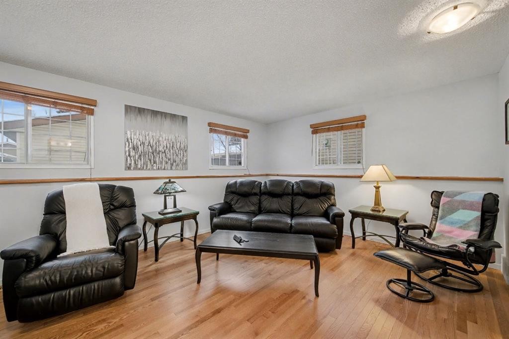 34 Woodglen Crescent Sw, Calgary, AB - Indoor Photo Showing Living Room