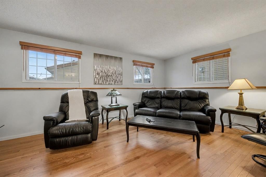 34 Woodglen Crescent Sw, Calgary, AB - Indoor Photo Showing Living Room