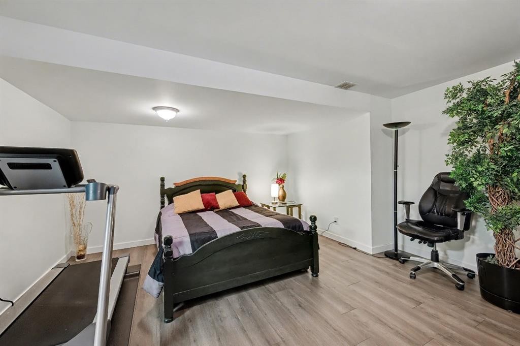 34 Woodglen Crescent Sw, Calgary, AB - Indoor Photo Showing Bedroom