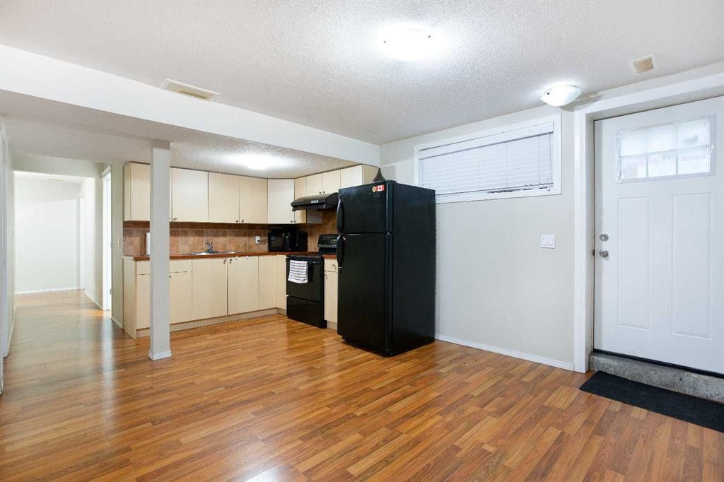 138 Saddlecrest Way Ne, Calgary, AB - Indoor Photo Showing Kitchen