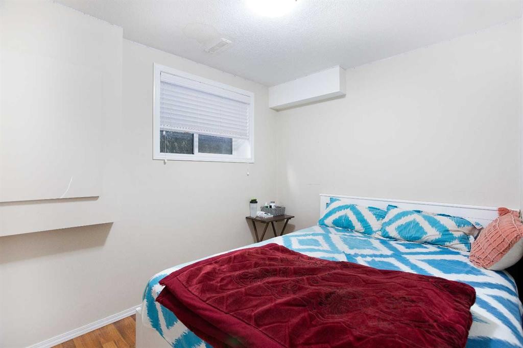 138 Saddlecrest Way Ne, Calgary, AB - Indoor Photo Showing Bedroom