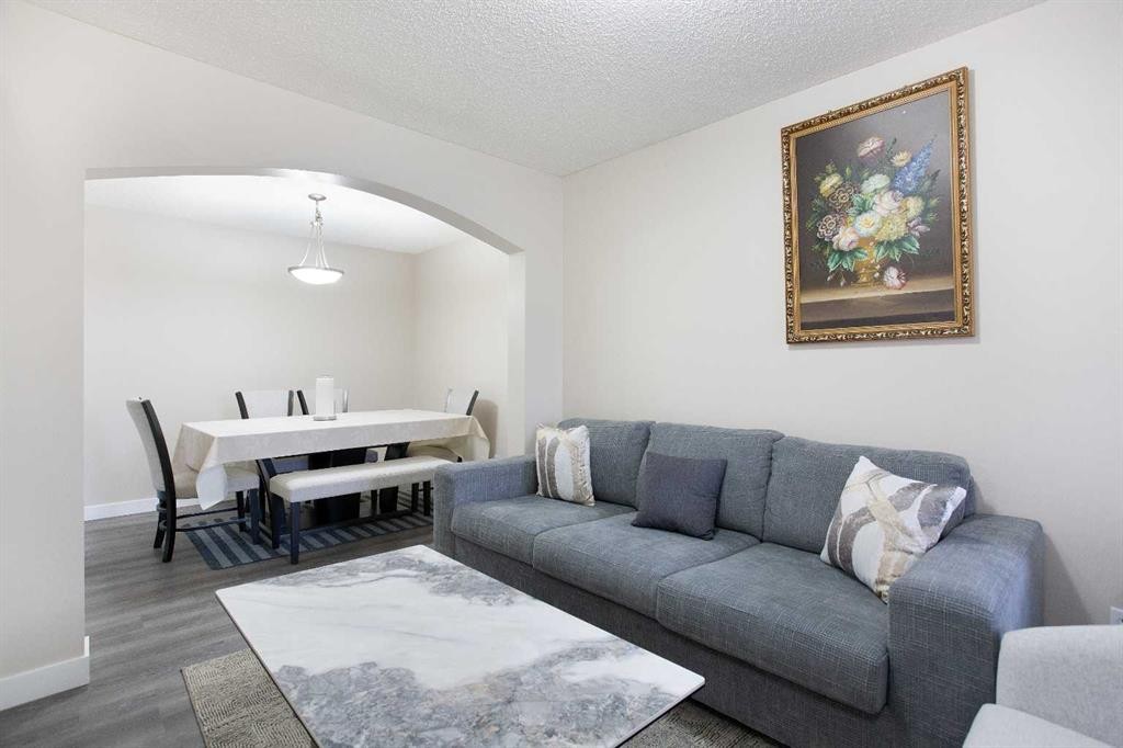 138 Saddlecrest Way Ne, Calgary, AB - Indoor Photo Showing Living Room