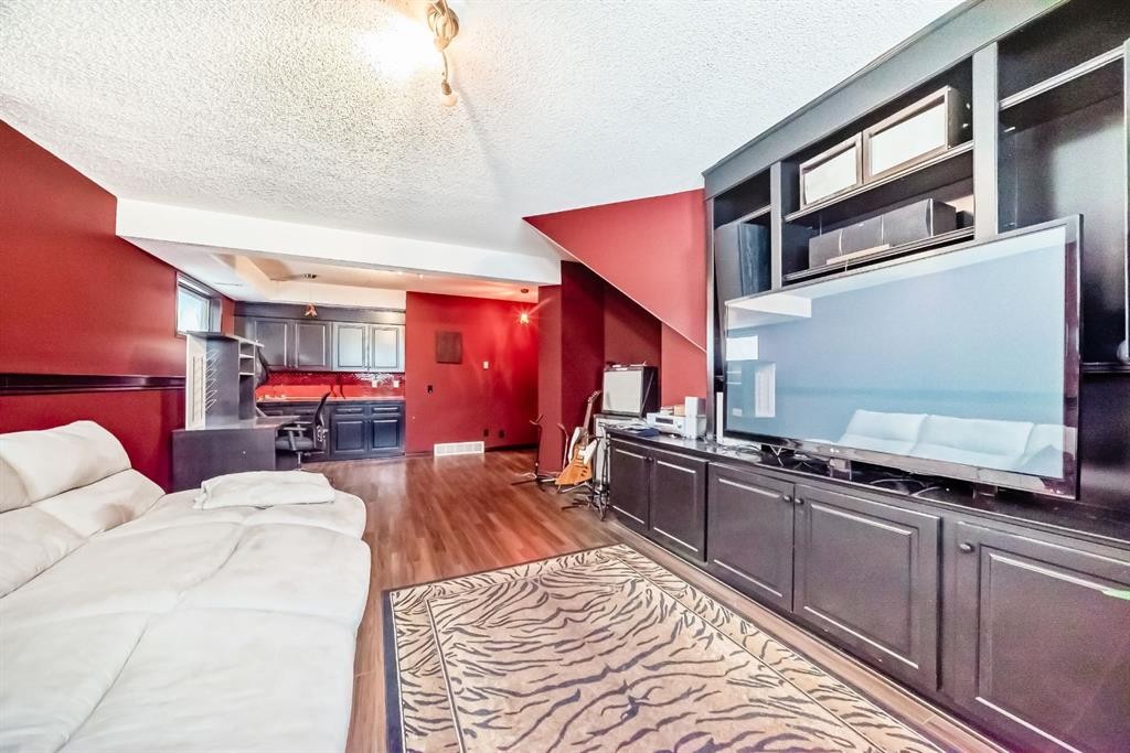 8373 Edgevalley Drive Nw, Calgary, AB