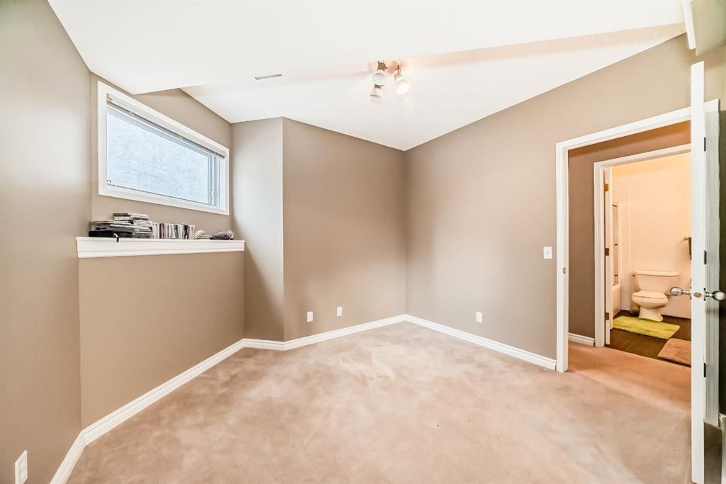 8373 Edgevalley Drive Nw, Calgary, AB