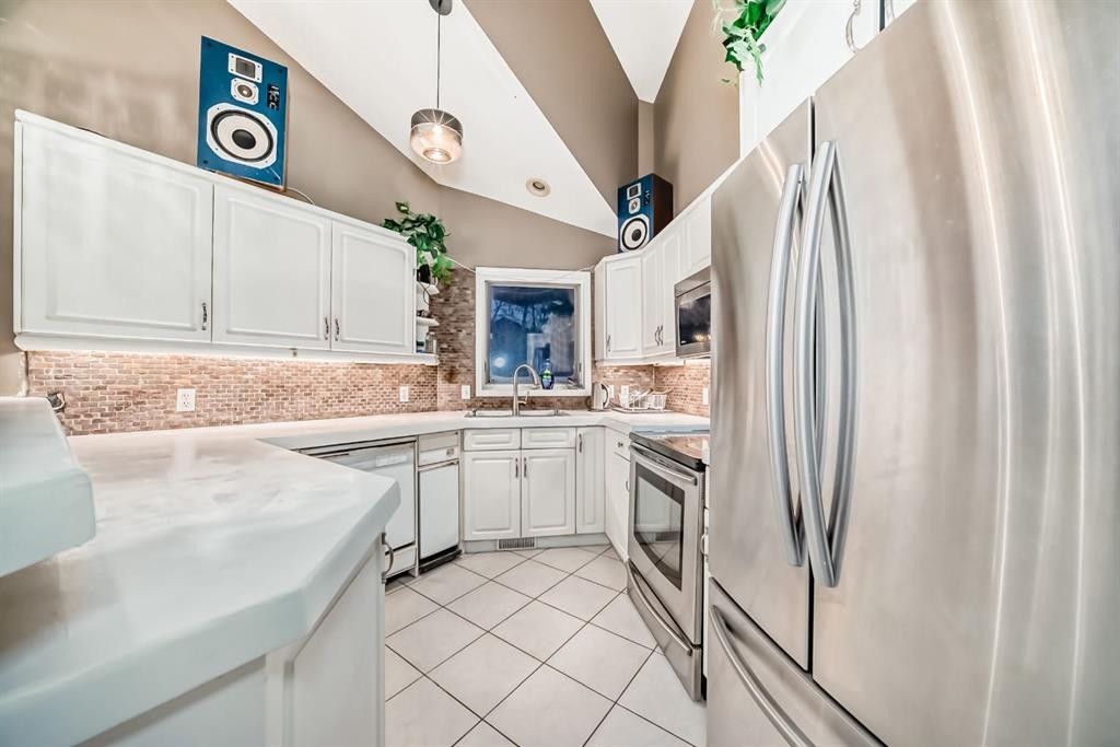 8373 Edgevalley Drive Nw, Calgary, AB