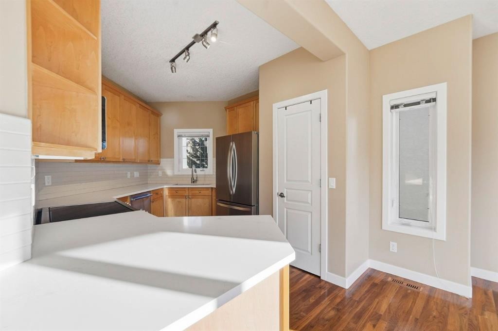 33 Prominence Park Sw, Calgary, AB - Indoor Photo Showing Kitchen