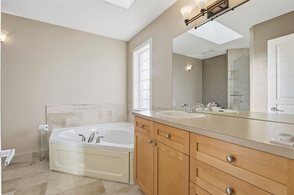 33 Prominence Park Sw, Calgary, AB - Indoor Photo Showing Bathroom