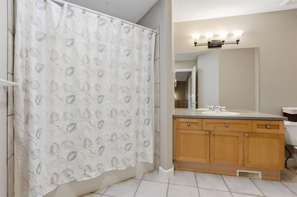 33 Prominence Park Sw, Calgary, AB - Indoor Photo Showing Bathroom