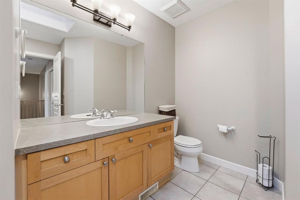 33 Prominence Park Sw, Calgary, AB - Indoor Photo Showing Bathroom