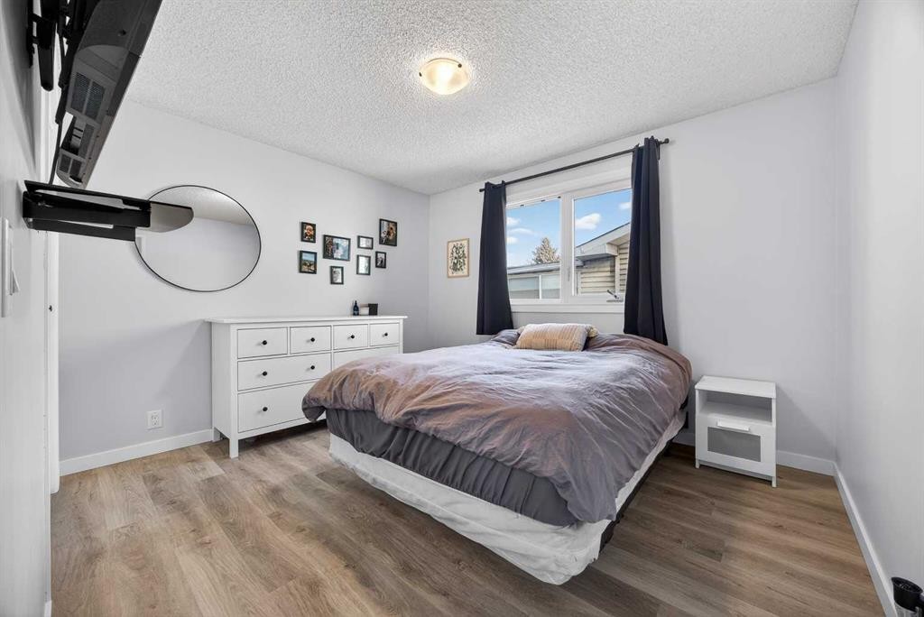 98 Ranch Glen Drive Nw, Calgary, AB - Indoor Photo Showing Bedroom