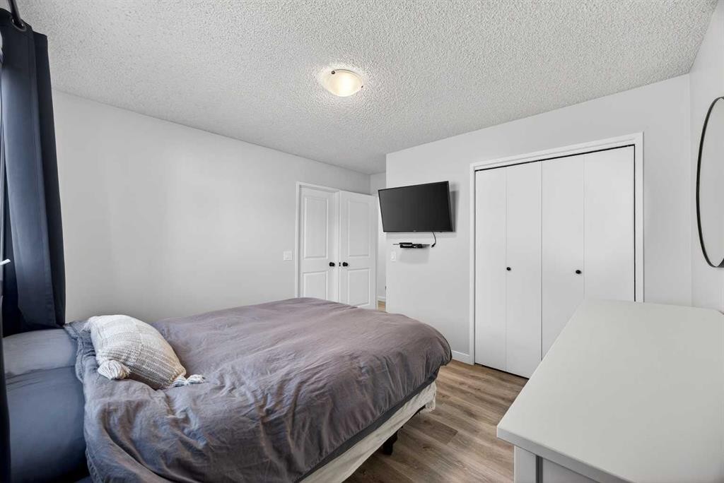 98 Ranch Glen Drive Nw, Calgary, AB - Indoor Photo Showing Bedroom
