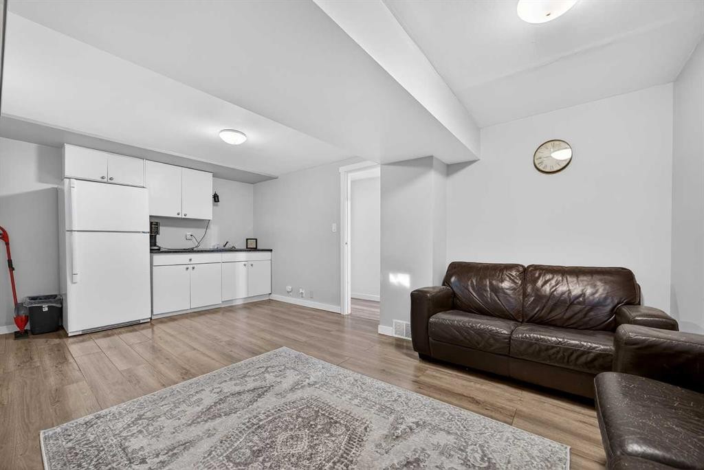 98 Ranch Glen Drive Nw, Calgary, AB - Indoor Photo Showing Living Room
