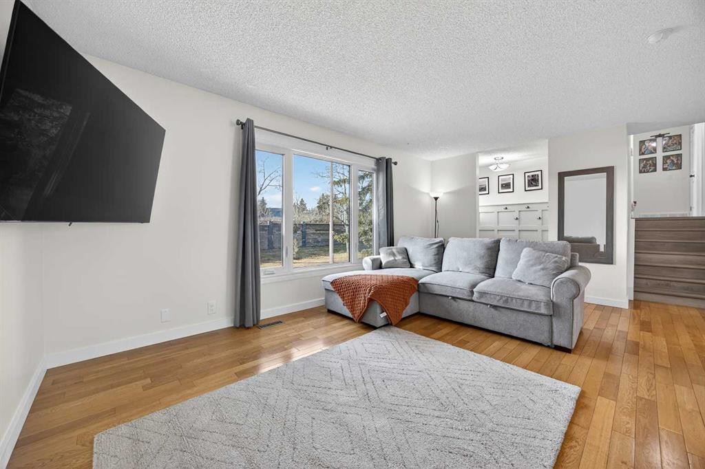 98 Ranch Glen Drive Nw, Calgary, AB - Indoor Photo Showing Living Room