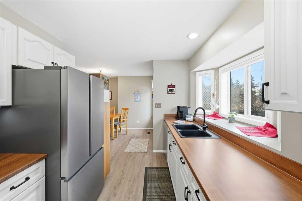 302 Strathaven Drive, Strathmore, AB - Indoor Photo Showing Kitchen With Double Sink