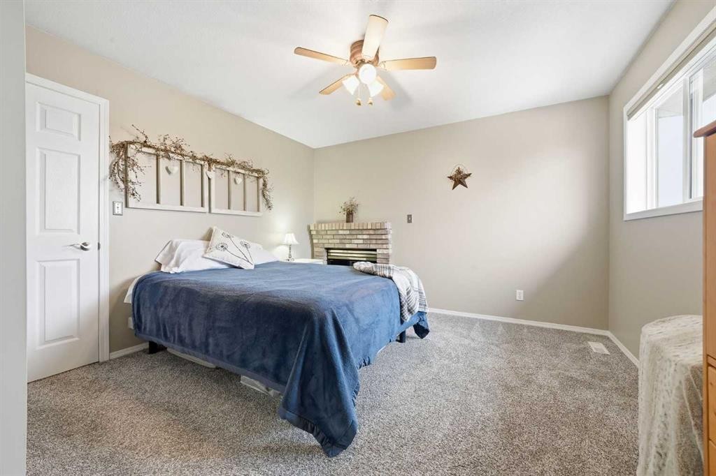 302 Strathaven Drive, Strathmore, AB - Indoor Photo Showing Bedroom