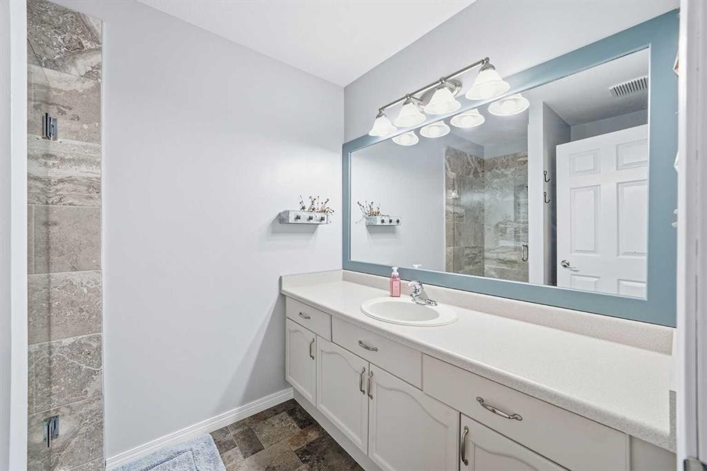 302 Strathaven Drive, Strathmore, AB - Indoor Photo Showing Bathroom