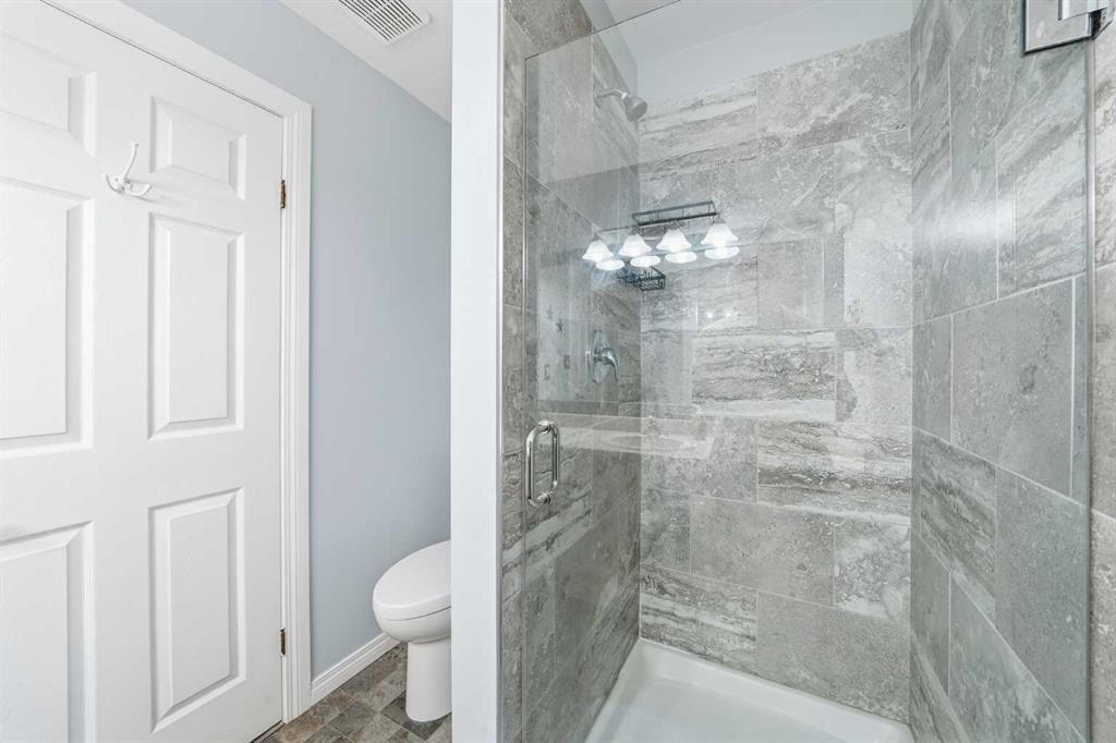 302 Strathaven Drive, Strathmore, AB - Indoor Photo Showing Bathroom