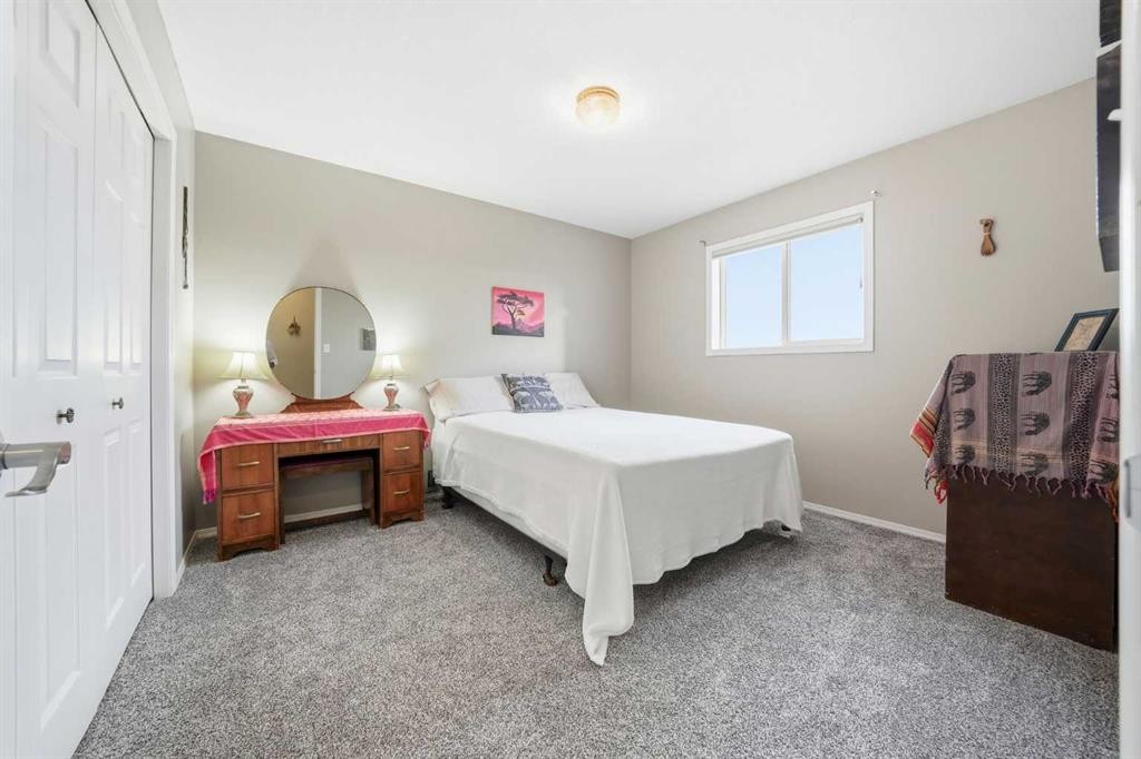 302 Strathaven Drive, Strathmore, AB - Indoor Photo Showing Bedroom