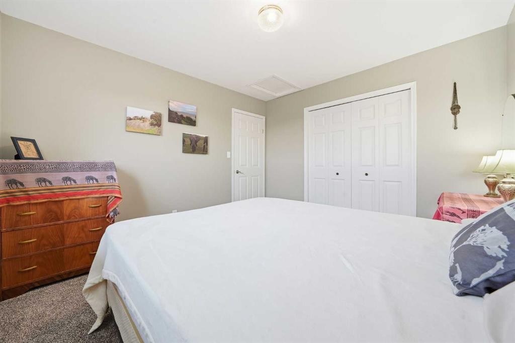 302 Strathaven Drive, Strathmore, AB - Indoor Photo Showing Bedroom