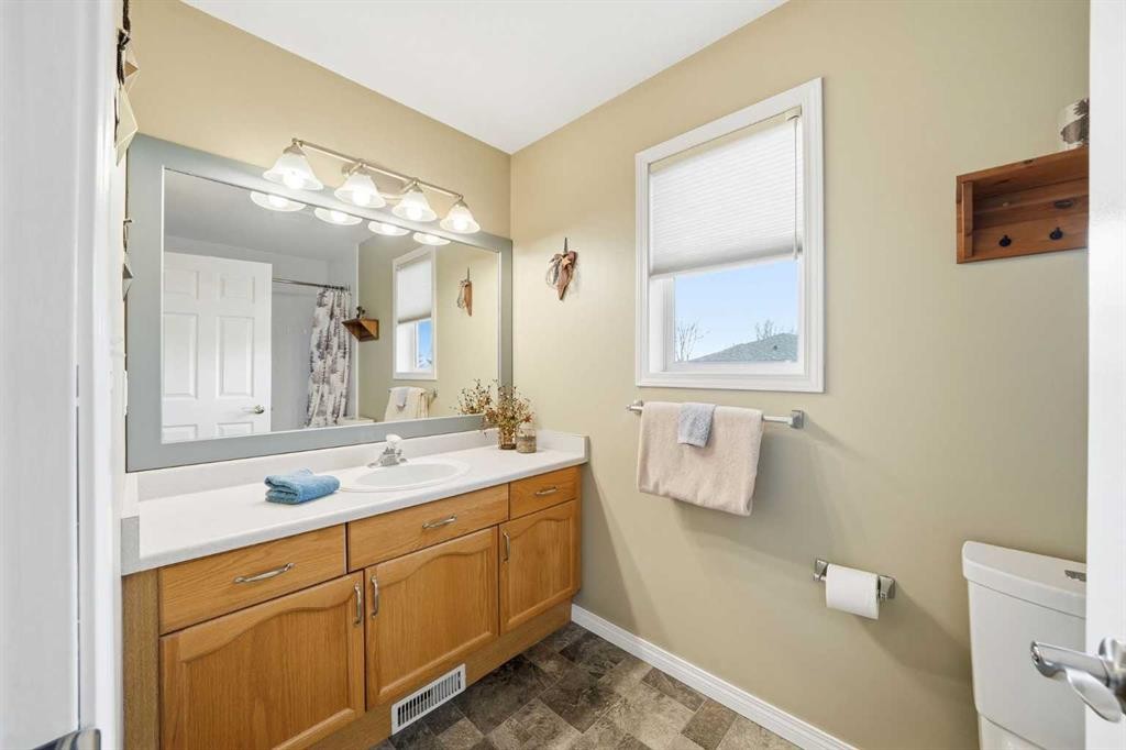 302 Strathaven Drive, Strathmore, AB - Indoor Photo Showing Bathroom