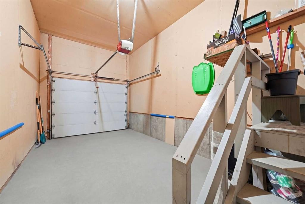 302 Strathaven Drive, Strathmore, AB - Indoor Photo Showing Garage