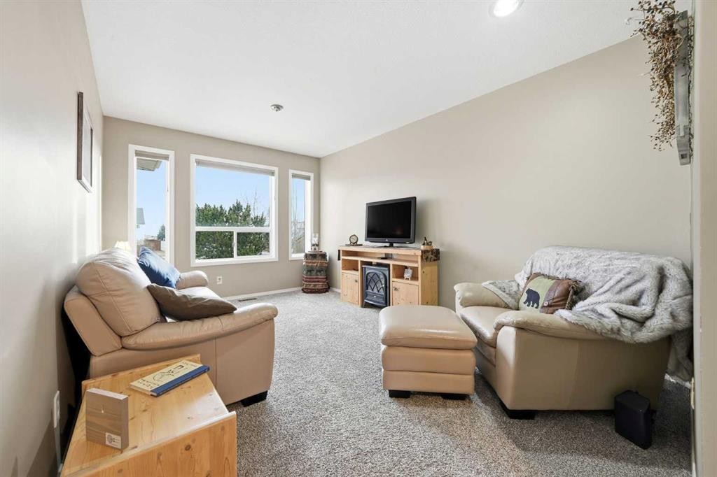 302 Strathaven Drive, Strathmore, AB - Indoor Photo Showing Living Room