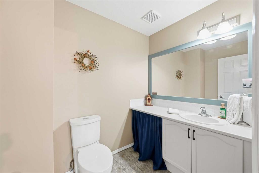 302 Strathaven Drive, Strathmore, AB - Indoor Photo Showing Bathroom