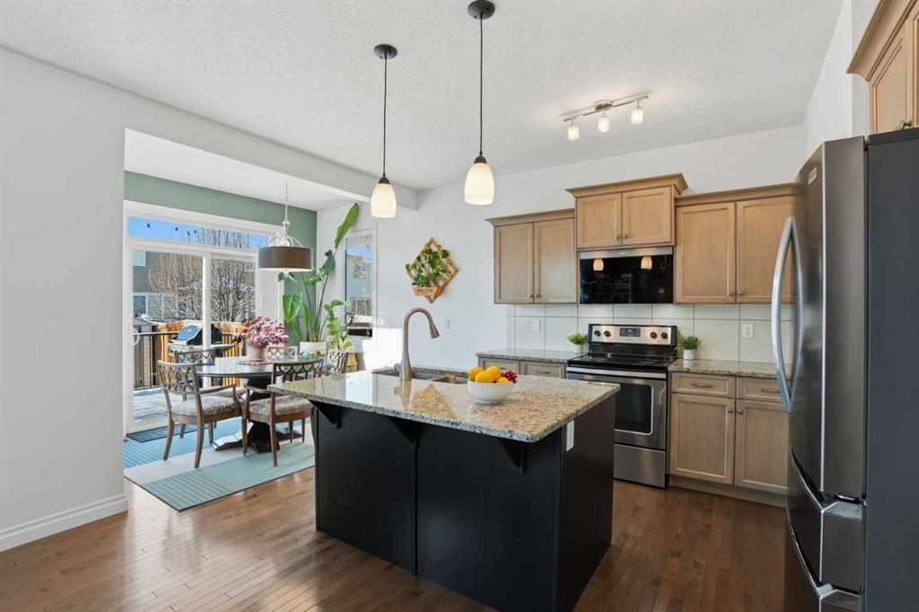 49 Williamstown Green Nw, Airdrie, AB - Indoor Photo Showing Kitchen With Stainless Steel Kitchen With Upgraded Kitchen