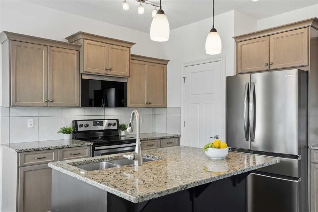 49 Williamstown Green Nw, Airdrie, AB - Indoor Photo Showing Kitchen With Stainless Steel Kitchen With Double Sink With Upgraded Kitchen