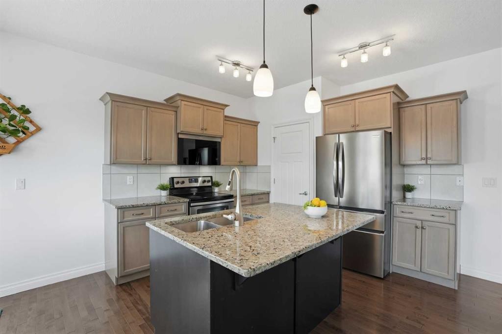 49 Williamstown Green Nw, Airdrie, AB - Indoor Photo Showing Kitchen With Stainless Steel Kitchen With Double Sink With Upgraded Kitchen