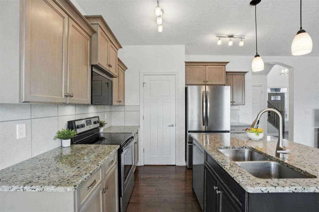 49 Williamstown Green Nw, Airdrie, AB - Indoor Photo Showing Kitchen With Stainless Steel Kitchen With Double Sink With Upgraded Kitchen