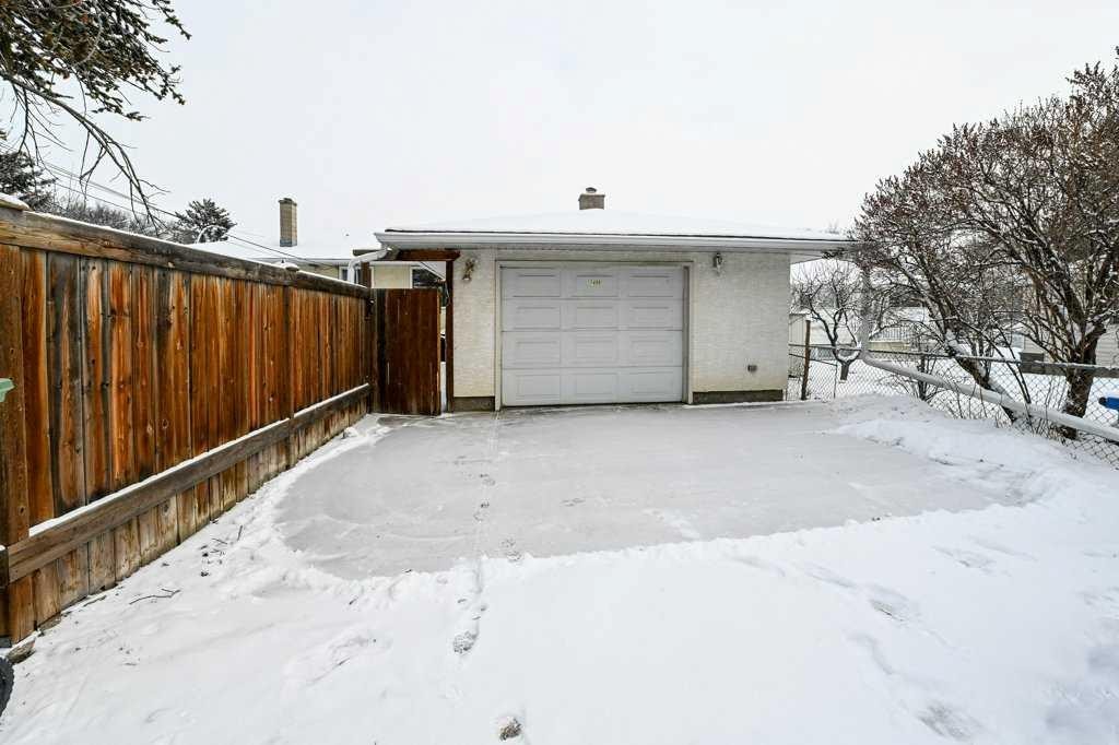 1455 Russell Road Ne, Calgary, AB - Outdoor