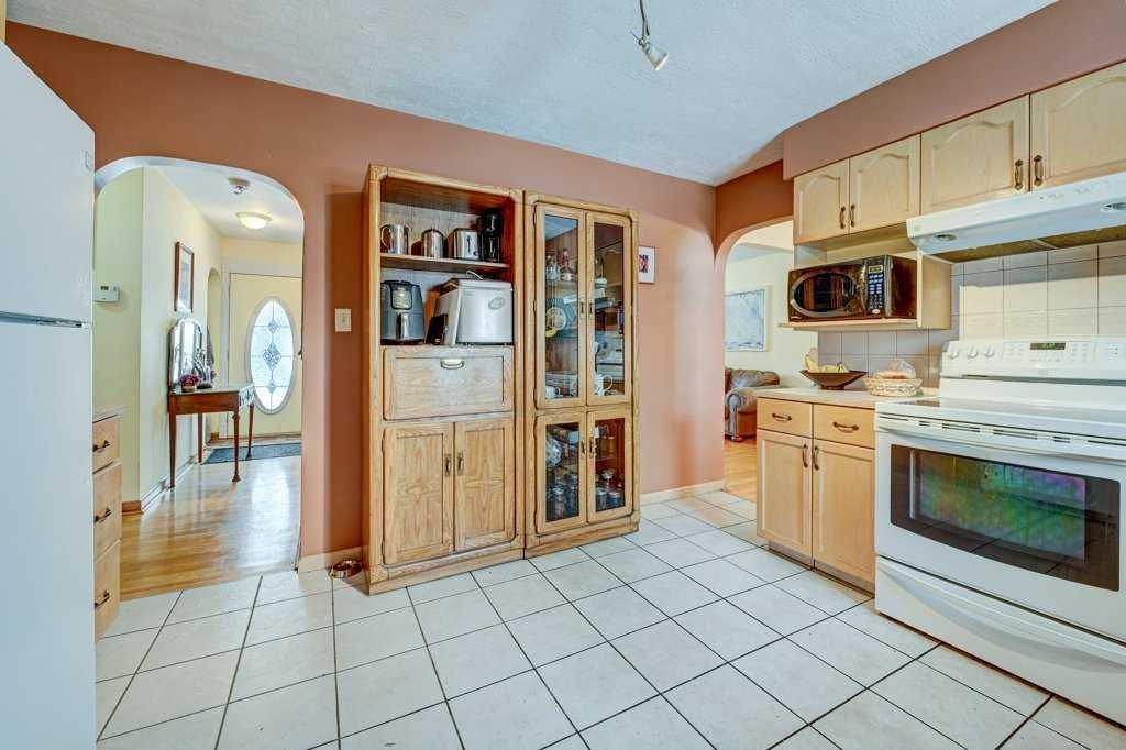 1455 Russell Road Ne, Calgary, AB - Indoor Photo Showing Kitchen