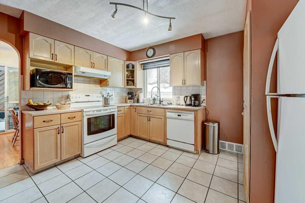1455 Russell Road Ne, Calgary, AB - Indoor Photo Showing Kitchen
