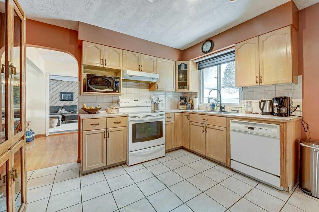 1455 Russell Road Ne, Calgary, AB - Indoor Photo Showing Kitchen