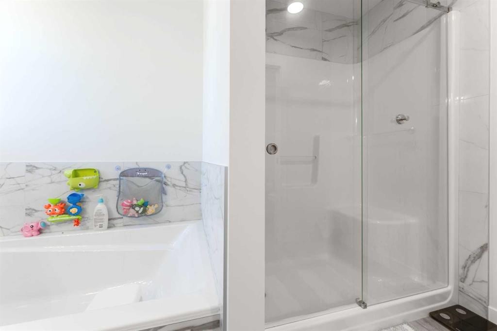 200 Lewiston Drive Ne, Calgary, AB - Indoor Photo Showing Bathroom
