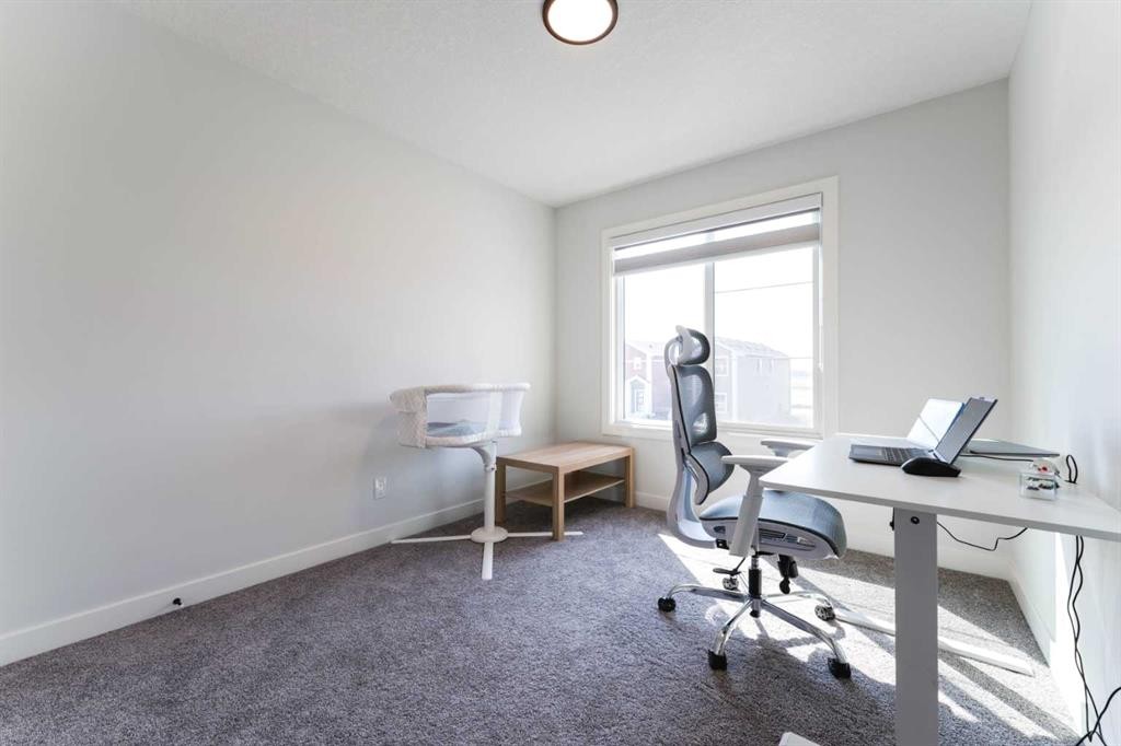 200 Lewiston Drive Ne, Calgary, AB - Indoor Photo Showing Office
