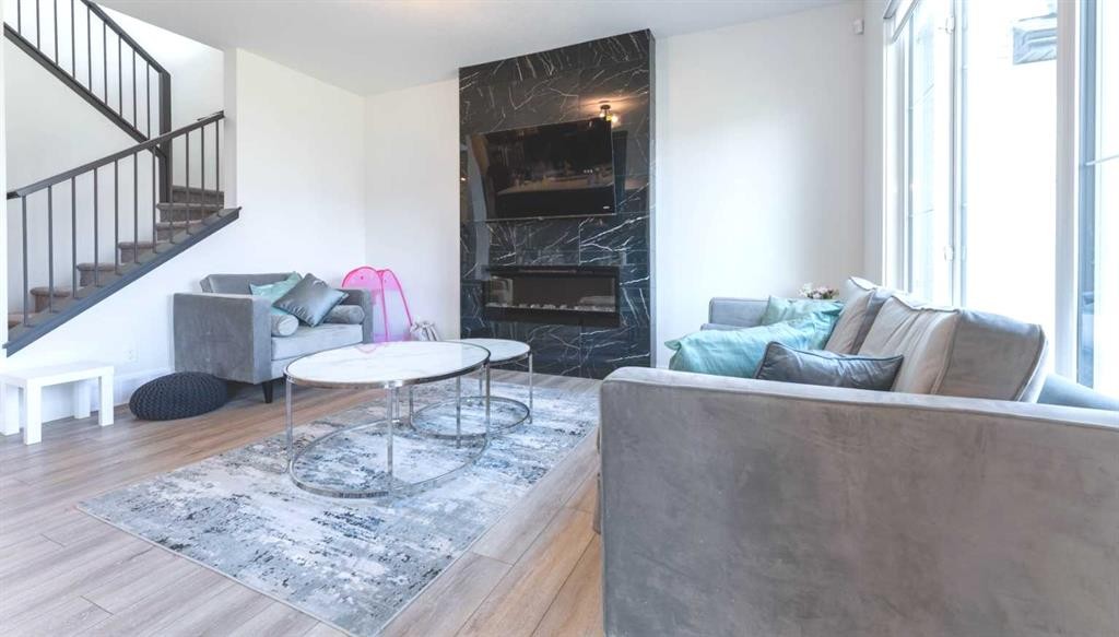 200 Lewiston Drive Ne, Calgary, AB - Indoor Photo Showing Living Room