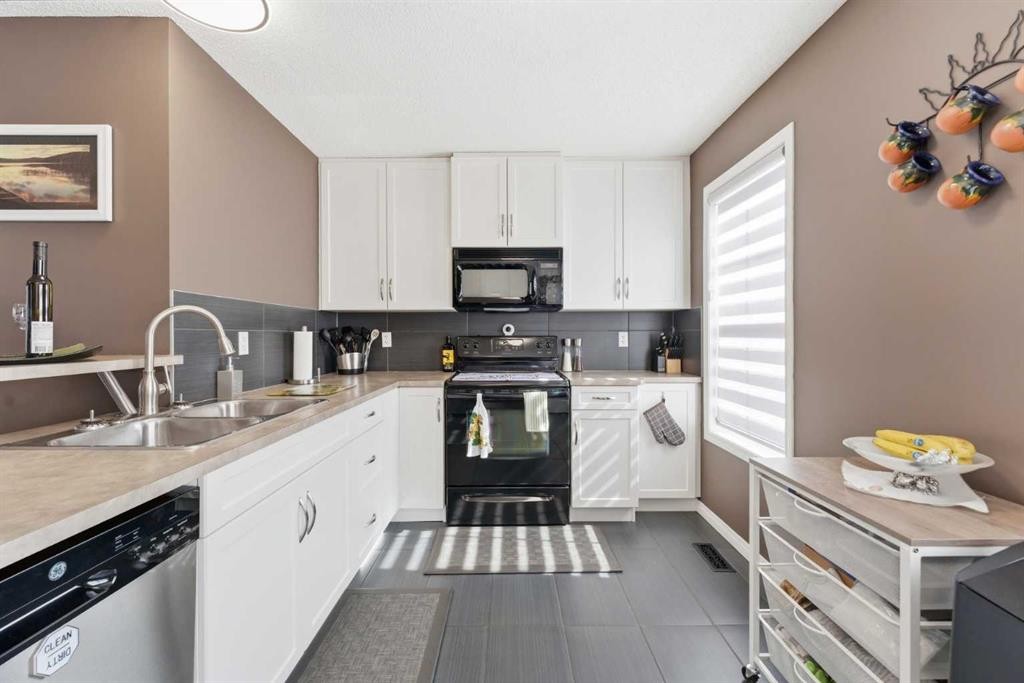 59 New Brighton Common Se, Calgary, AB - Indoor Photo Showing Kitchen With Double Sink